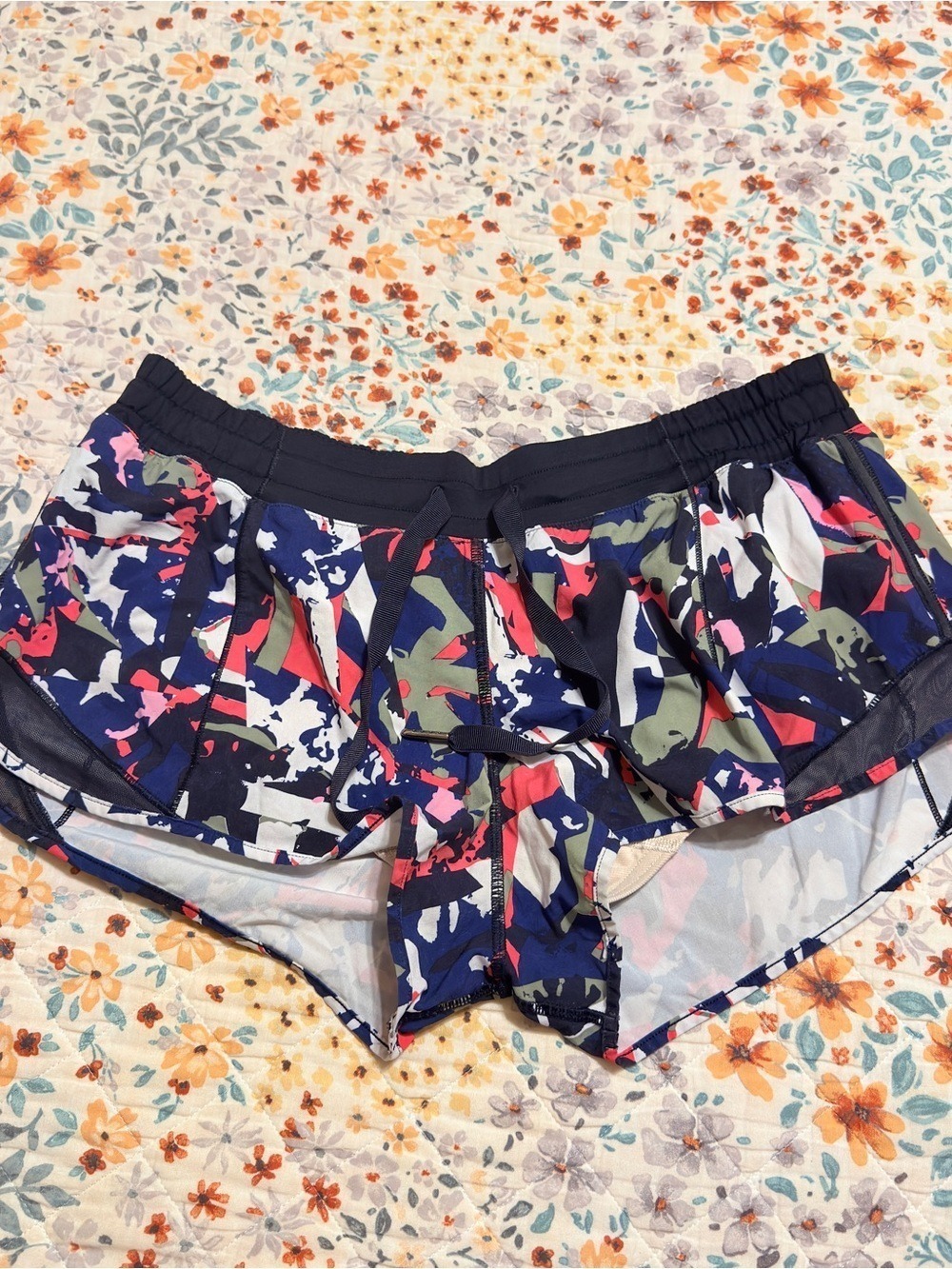 Lululemon 2016 Hotty Hot Short 2.5" Sz8 EUC - Picture 2 of 9